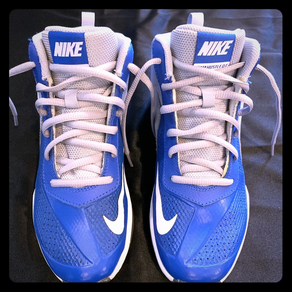 Nike Team Hustle D7 Boys’ Basketball Sneakers